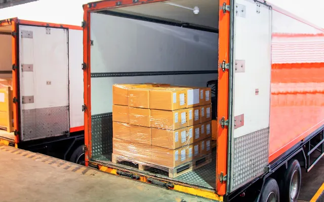 Área segura de almacén para resguardar importaciones y mercancía comercial en Miami